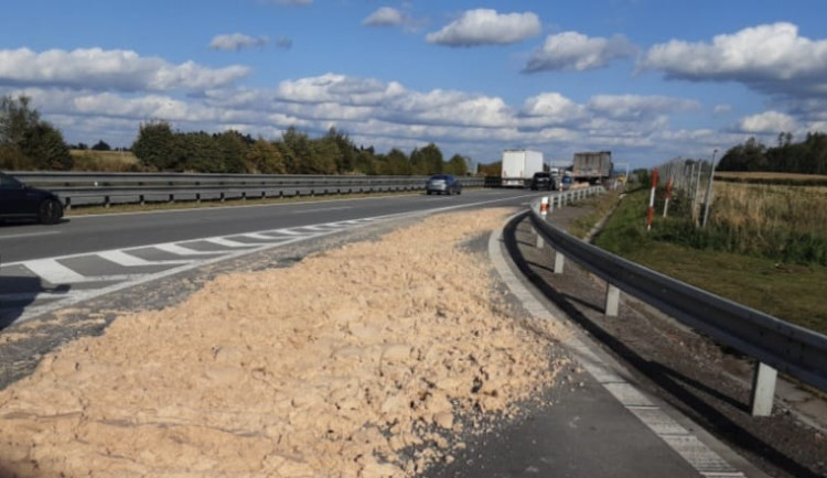 Nadělení na dálnici 1. Řidič v náklaďáku na vozovku vysypal náklad, vezl bramborovou vlákninu