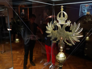 Muzeum k 450. výročí Univerzity Palackého vystavuje originál zakládací listiny a historická žezla