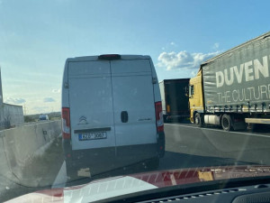 Na dálnici u Olomouce se srazila dvě nákladní a jedno osobní auto, doprava stála