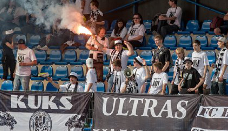 ANKETA: Někdo půjde dneska v Hradci na fotbal, někdo na hokej, stihnout se dá obojí