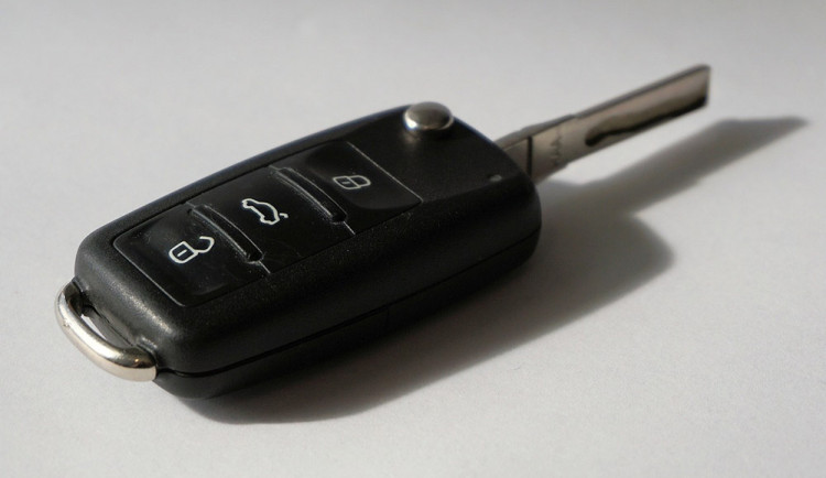 Muž v Olomouci vytratil klíče od auta, než přijel s náhradními byl vůz pryč