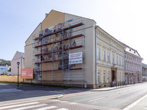 Malíř Vincent Chignier mění vzhled štítové zdi školy ve Šternberku