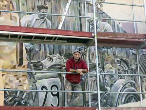 Malíř Vincent Chignier mění vzhled štítové zdi školy ve Šternberku