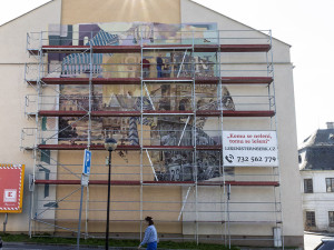 Malíř Vincent Chignier mění vzhled štítové zdi školy ve Šternberku