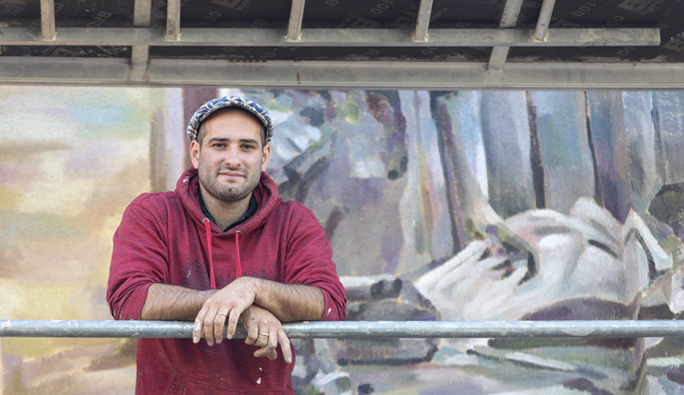 Malíř Vincent Chignier mění vzhled štítové zdi školy ve Šternberku