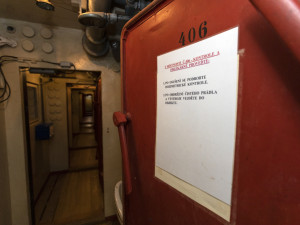 FOTOGALERIE: S čelovkou do tajemného komplexu. Noc vědců lákala i do telekomunikačního bunkru u Přáslavic