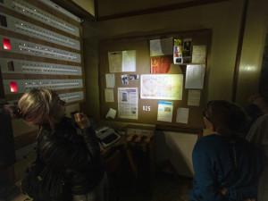 FOTOGALERIE: S čelovkou do tajemného komplexu. Noc vědců lákala i do telekomunikačního bunkru u Přáslavic