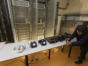 FOTOGALERIE: S čelovkou do tajemného komplexu. Noc vědců lákala i do telekomunikačního bunkru u Přáslavic