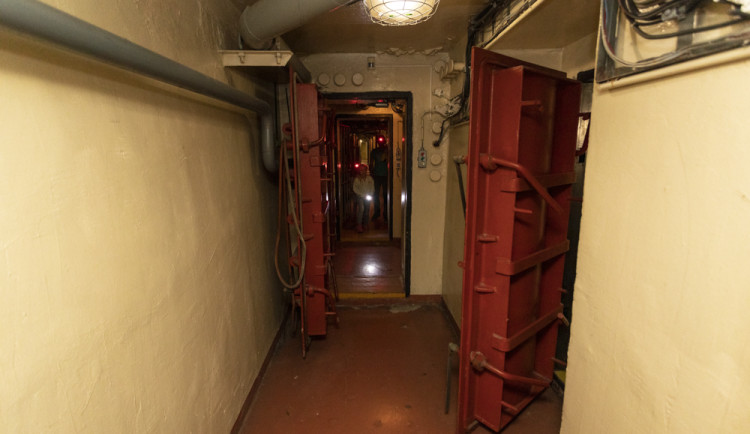 S čelovkou do tajemného komplexu. Noc vědců lákala i do telekomunikačního bunkru u Přáslavic