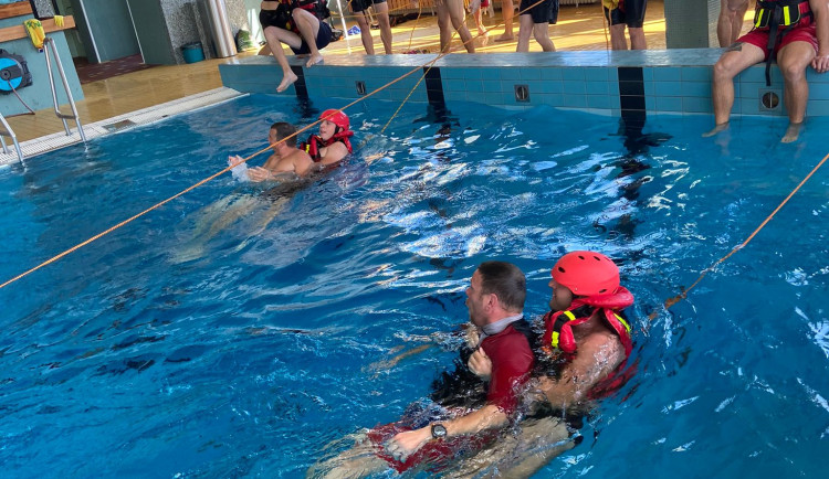 Hasiči naskákali v uniformách do krytého bazénu v Dobrušce