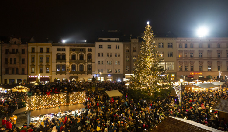 Hanácké Vánoční trhy se blíží. Po rozsvícení stromu v Olomouci zahraje písničkář Voxel