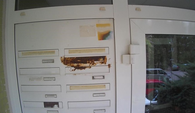 Mám schránku plnou h*ven, zuřil brněnský důchodce, když šel vyzvednout letáky