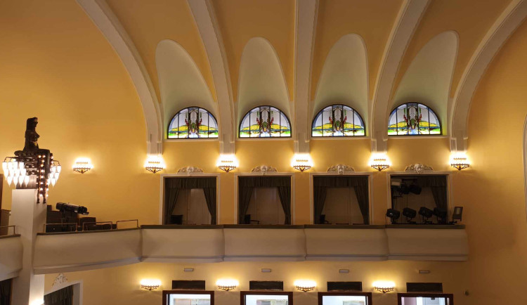 FOTO, VIDEO: Secesní Národní dům v Prostějově už má všechny původní vitráže, které vytvořil architekt Kotěra