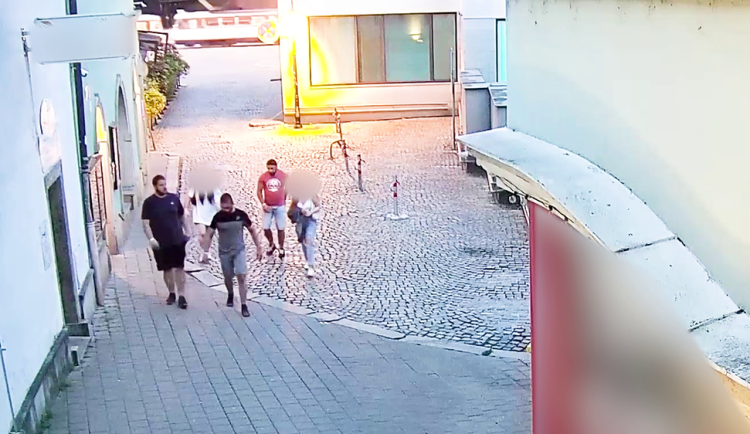 VIDEO: Policie vyšetřuje násilí v centru Olomouce. Hledá tři muže z videozáznamu