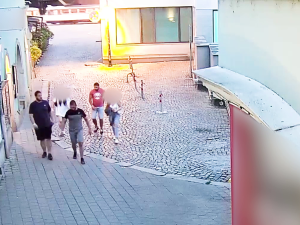 VIDEO: Policie vyšetřuje násilí v centru Olomouce. Hledá tři muže z videozáznamu