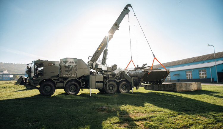 Historické BVP z piedestalu odnesl moderní speciál Treva-30. Šternberská zbrojovka začala stavět novou halu