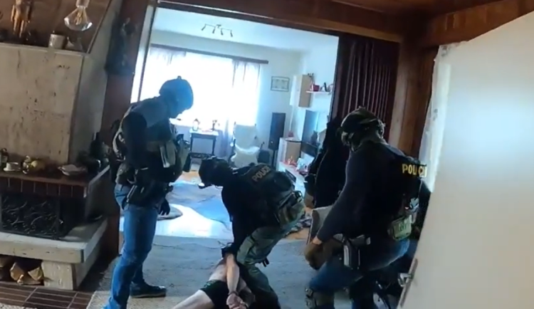 Kriminalisté v Olomouckém kraji rozbili dva drogové gangy. Skupiny propojil nedostatek suroviny