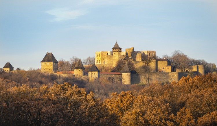 Věž hradu Helfštýn dostává novou šindel, investice vyjde na téměř čtyři