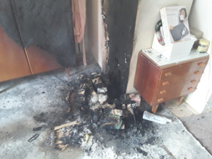 Při požáru bytu v Šumperku se jedna osoba nadýchala kouře a popálila se. Hořela šatní skříň