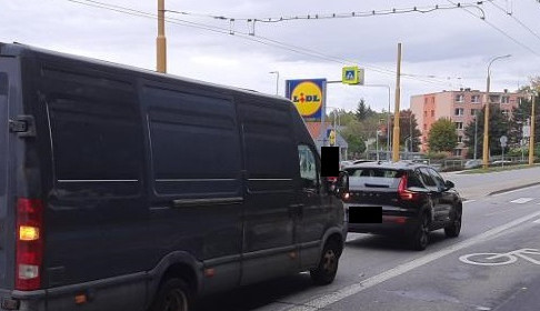 Poblíž Lidlu v Jihlavě bourala dvě auta. Řidič v dodávce byl opilý, narazil do auta přes sebou