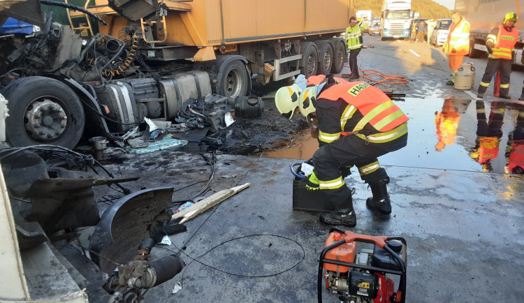 Na dálnici D1 u Milenova na Přerovsku se srazily čtyři kamiony, na stejném místě jako ráno. Dálnice byla uzavřená