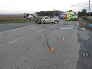 Osmasedmdesátiletý řidič nedal u Mostkovic přednost. Tři lidé skončili v nemocnici, škoda je 350 tisíc