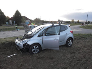 Osmasedmdesátiletý řidič nedal u Mostkovic přednost. Tři lidé skončili v nemocnici, škoda je 350 tisíc