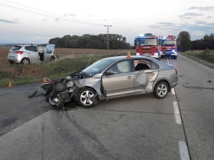 Osmasedmdesátiletý řidič nedal u Mostkovic přednost. Tři lidé skončili v nemocnici, škoda je 350 tisíc