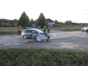Osmasedmdesátiletý řidič nedal u Mostkovic přednost. Tři lidé skončili v nemocnici, škoda je 350 tisíc