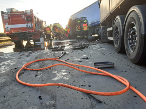 Na dálnici D1 u Milenova na Přerovsku se srazily čtyři kamiony. Dálnice je uzavřená