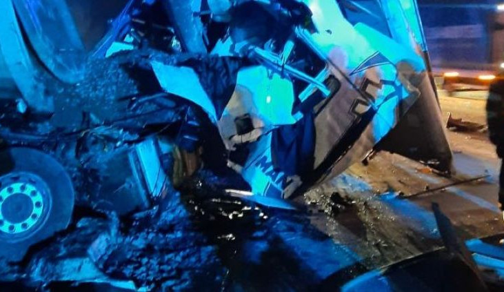 Provoz na dálnici D1 na Přerovsku je ve směru na Olomouc omezený. Srazila se dvě nákladní auta