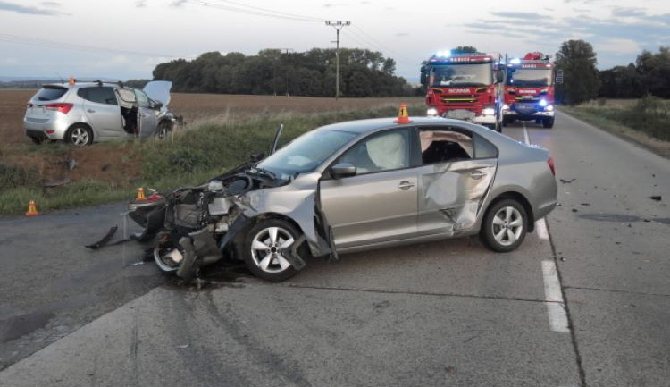 Osmasedmdesátiletý řidič nedal u Mostkovic přednost. Tři lidé skončili v nemocnici, škoda je 350 tisíc