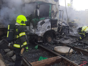 Na železničním přejezdu v Olomouci se srazil kamion s osobním vlakem a dalším vozem. Na místě hoří