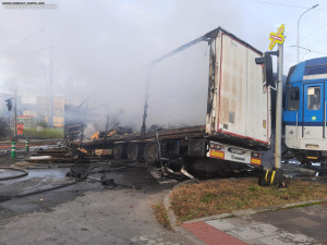 Na železničním přejezdu v Olomouci se srazil kamion s osobním vlakem a dalším vozem. Na místě hoří