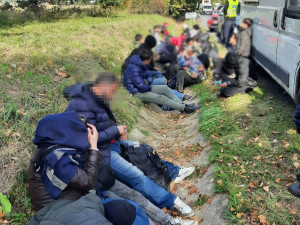 U D35 v Mohelnici stála podezřelá dodávka, uvnitř se tísnilo 41 migrantů ze Sýrie