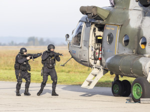 Střelba na letišti u Přerova: policisté cvičili zásah proti únoscům z vrtulníku
