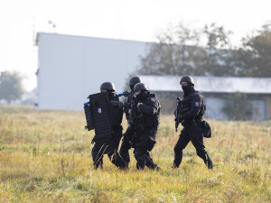 Střelba na letišti u Přerova: policisté cvičili zásah proti únoscům z vrtulníku