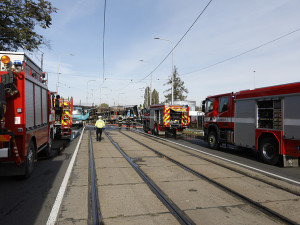 Nehoda na přejezdu v Olomouci se bude odklízet do noci. Poškozená může být i tramvajová trať