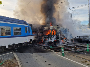 Nehoda na přejezdu v Olomouci se bude odklízet do noci. Poškozená může být i tramvajová trať
