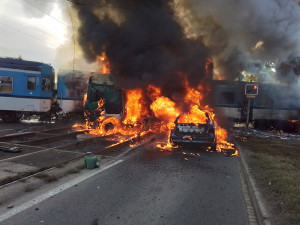 Nehoda na přejezdu v Olomouci se bude odklízet do noci. Poškozená může být i tramvajová trať