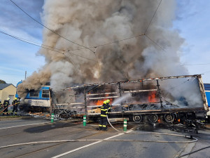 Nehoda na přejezdu v Olomouci se bude odklízet do noci. Poškozená může být i tramvajová trať