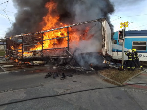 Nehoda na přejezdu v Olomouci se bude odklízet do noci. Poškozená může být i tramvajová trať