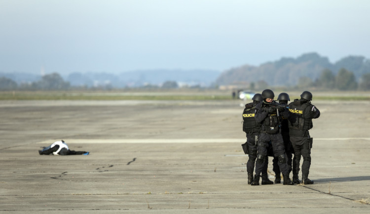Střelba na letišti u Přerova: policisté cvičili zásah proti únoscům z vrtulníku