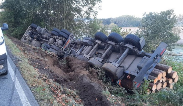 Mladý řidič náklaďáku převážel dřevo a v Nevcehli boural. Zranil se, škoda je přes půl milionu korun