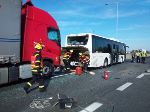 Dálnice z Prostějova na Olomouc je uzavřená kvůli havárii čtyř vozidel. Policie dopravu odklání