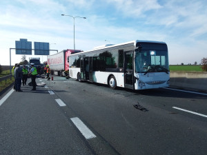 Dálnice z Prostějova na Olomouc byla uzavřená kvůli havárii čtyř vozidel. Policie dopravu odkláněla