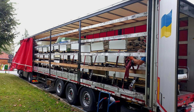 Na Ukrajinu z Olomouckého kraje zamířily další desítky nemocniční lůžek, tentokrát ze Šumperka