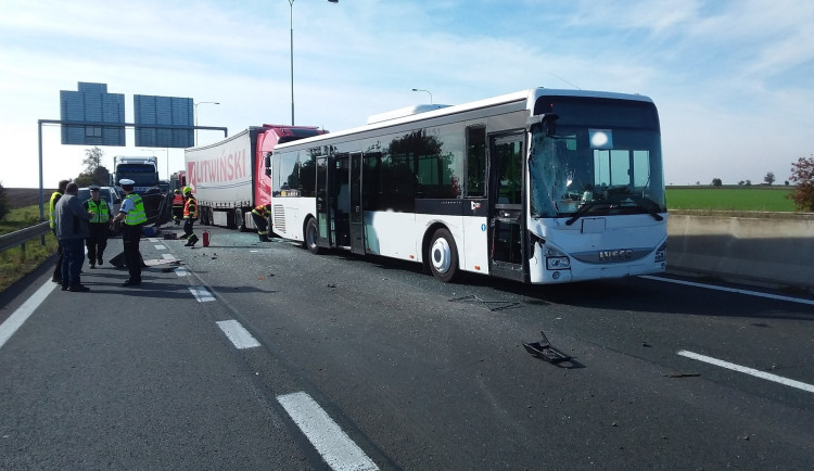 Dálnice z Prostějova na Olomouc je uzavřená kvůli havárii čtyř vozidel. Policie dopravu odklání