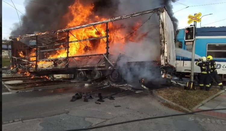 VIDEO: Řidiče kamionu kvůli nehodě na přejezdu v Olomouci obvinila policie. Cizinci hrozí osm let