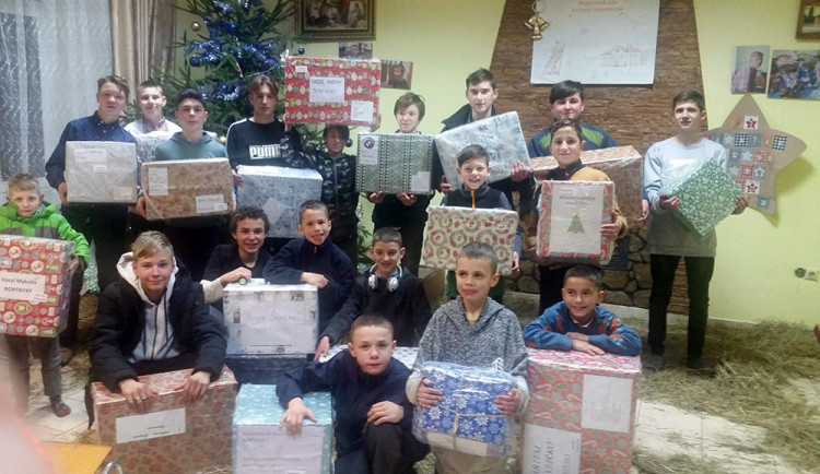 Pro děti na Ukrajině získá charita rekordní počet vánočních balíčků, sbírka se koná po patnácté